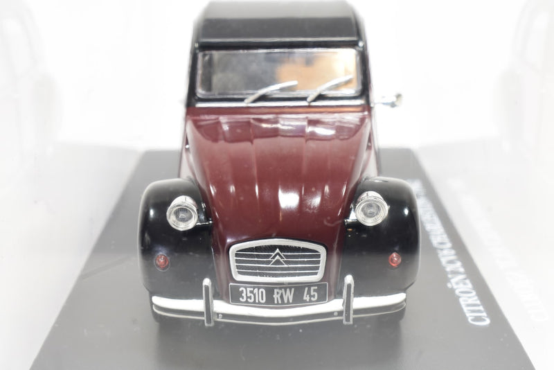 Citroen 2CV6 Charleston 1982 1:24 scale diecast model on stand with display case front