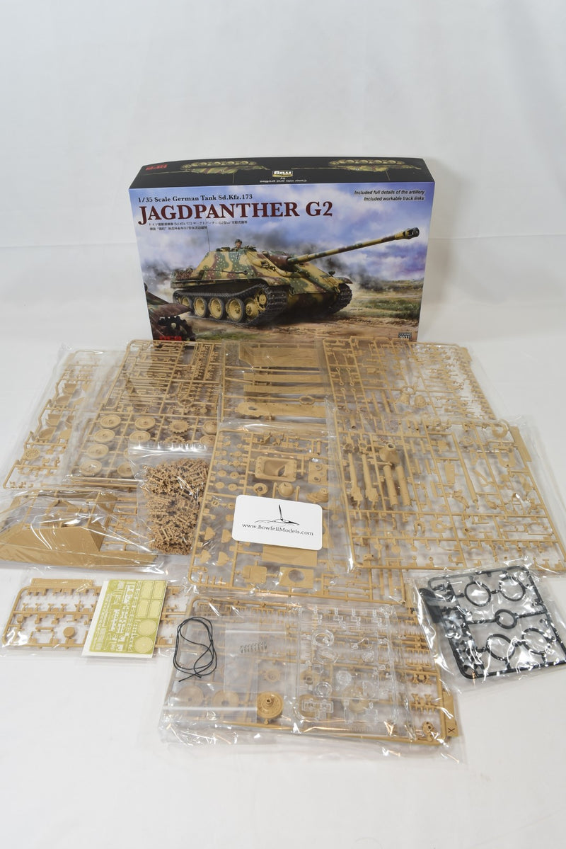 Ryefield Model Jagdpanther G2 1/35 Scale Tank Plastic Model Kit contents