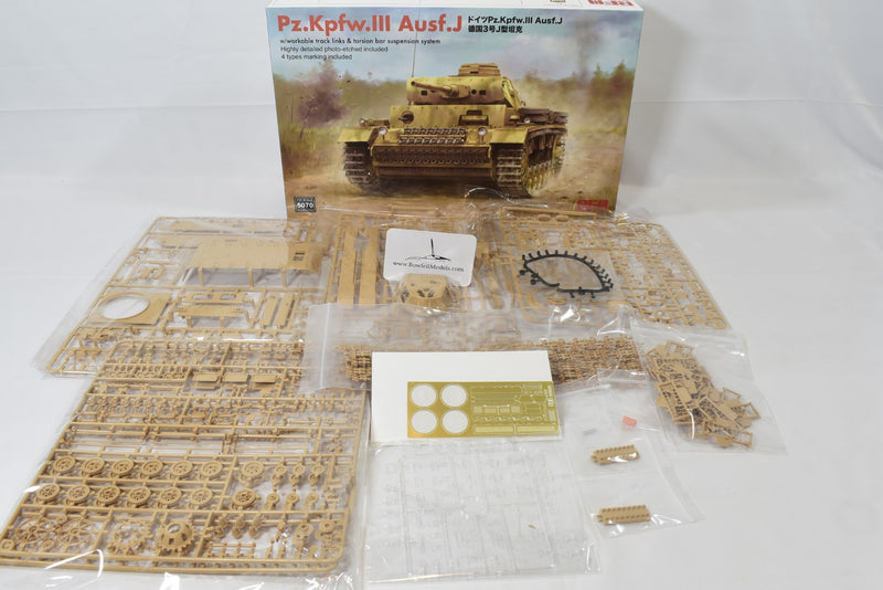Ryefield Model Panzer Pz.Kpfw.III Ausf.J 1/35 Scale Tank Plastic Model Kit contents