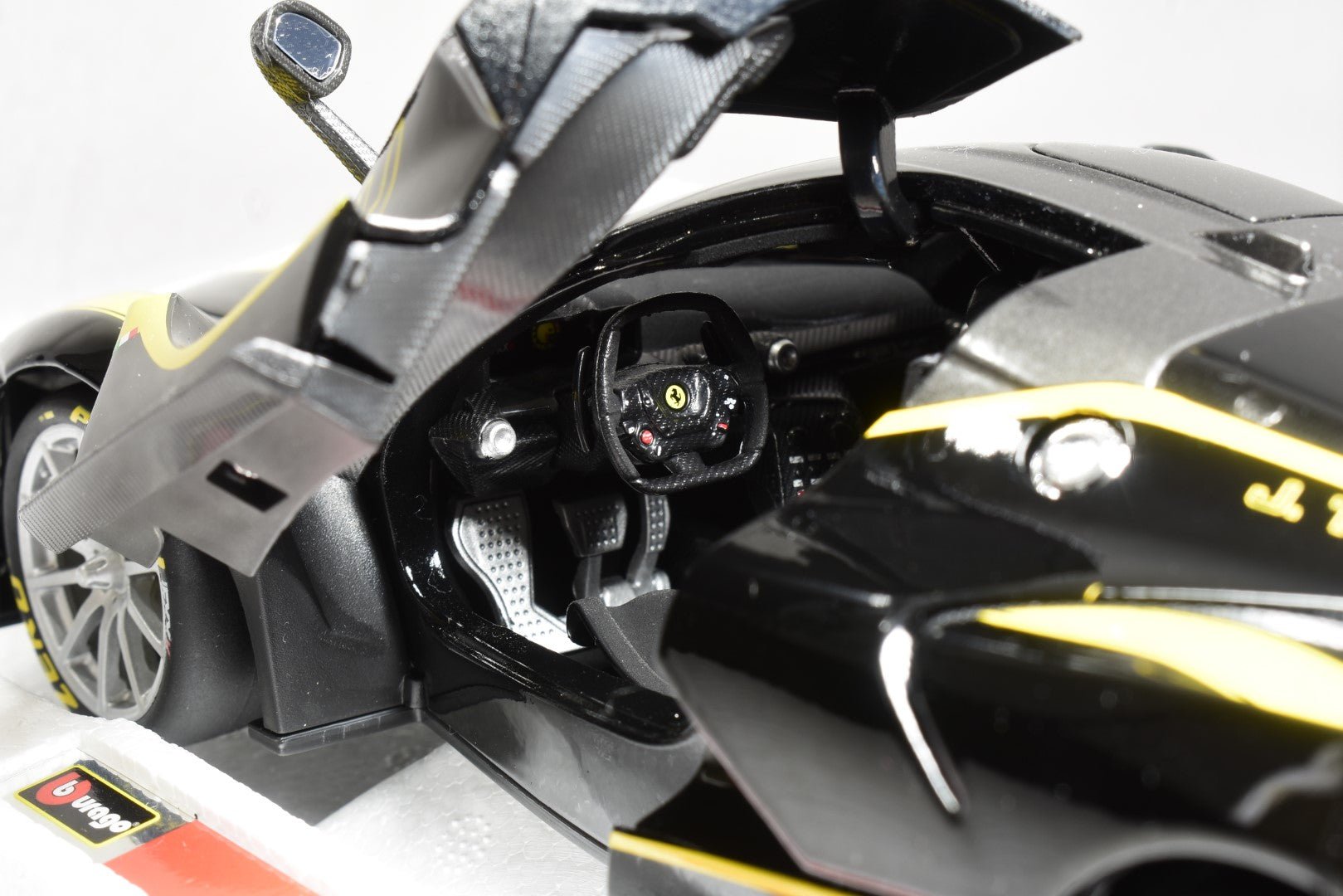 Bburago Ferrari Signature FXX K 44 1/18 cockpit