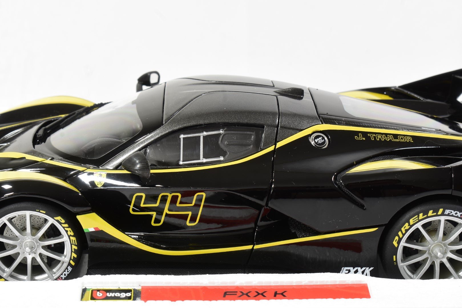 Bburago Ferrari Signature FXX K 44 1/18 close