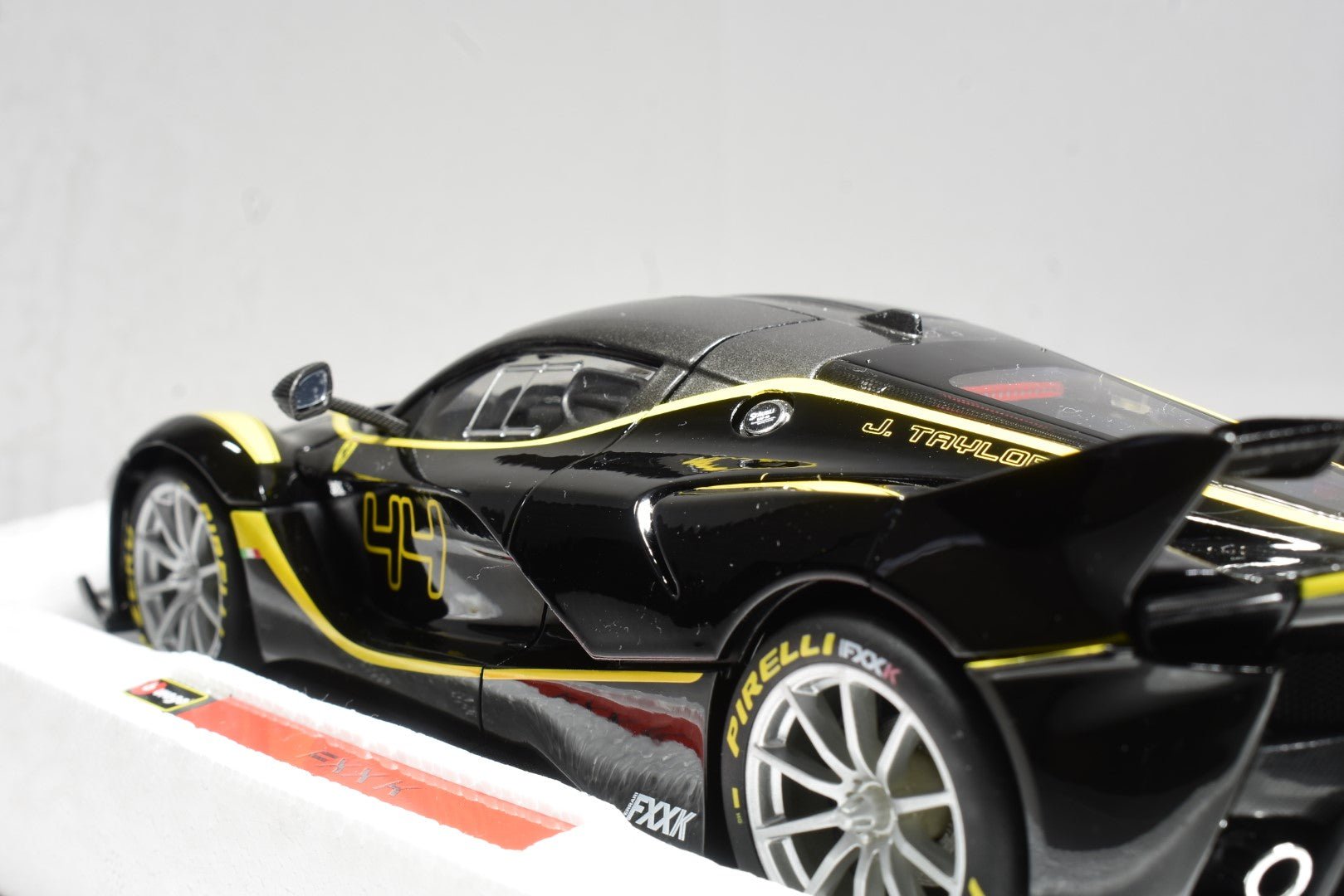 Bburago Ferrari Signature FXX K 44 1/18 back