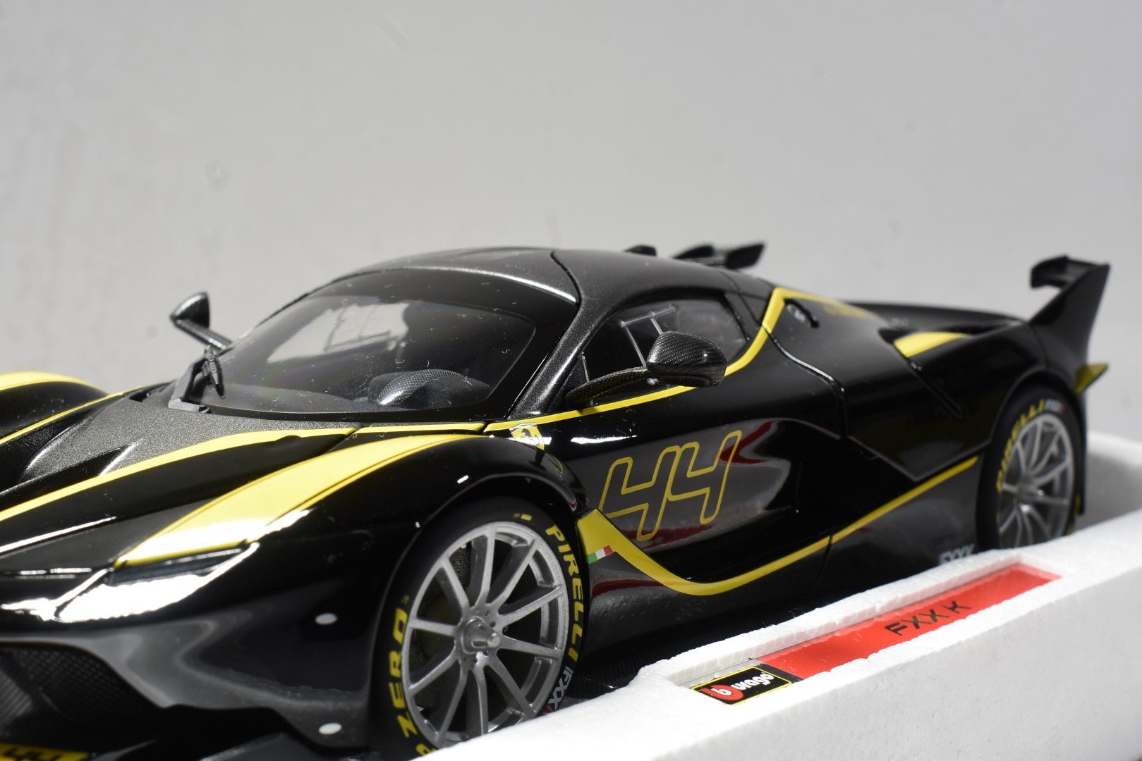 Bburago Ferrari Signature FXX K 44 1/18 side