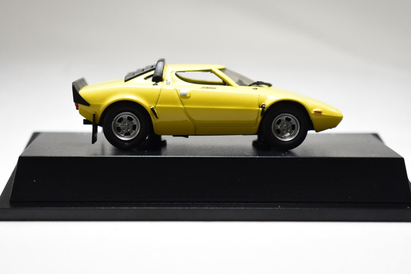 Atlas Editions Lancia Stratos HF Stradale 1973 yellow 1:43 scale diecast model on display stand side