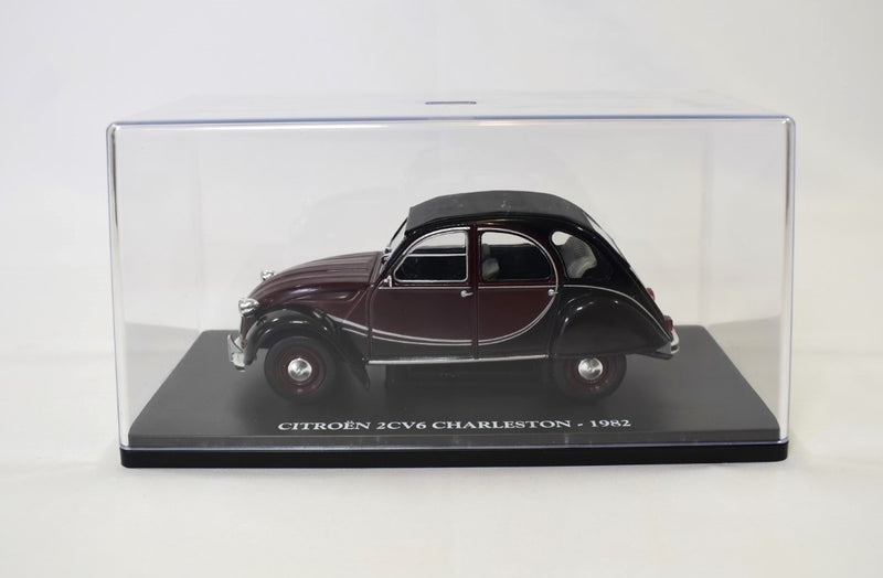 Citroen 2CV6 Charleston 1982 1:24 scale diecast model on stand with display case