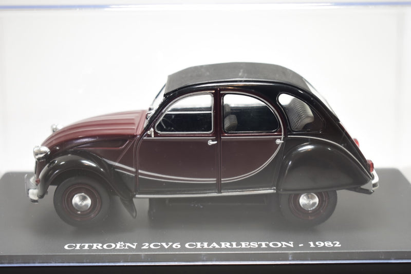 Citroen 2CV6 Charleston 1982 1:24 scale diecast model on stand with display case close up