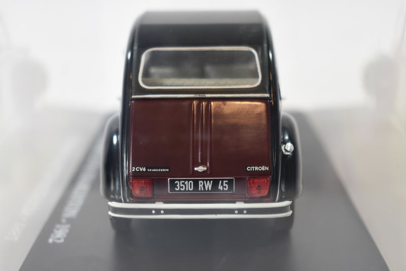 Citroen 2CV6 Charleston 1982 1:24 scale diecast model on stand with display case rear