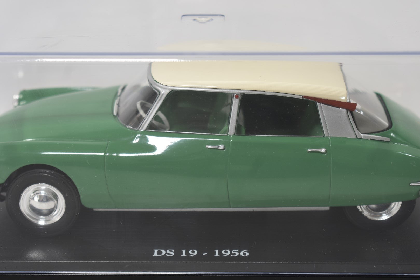 Citroen DS 19 1956 1:24 scale diecast model on stand with display case close up