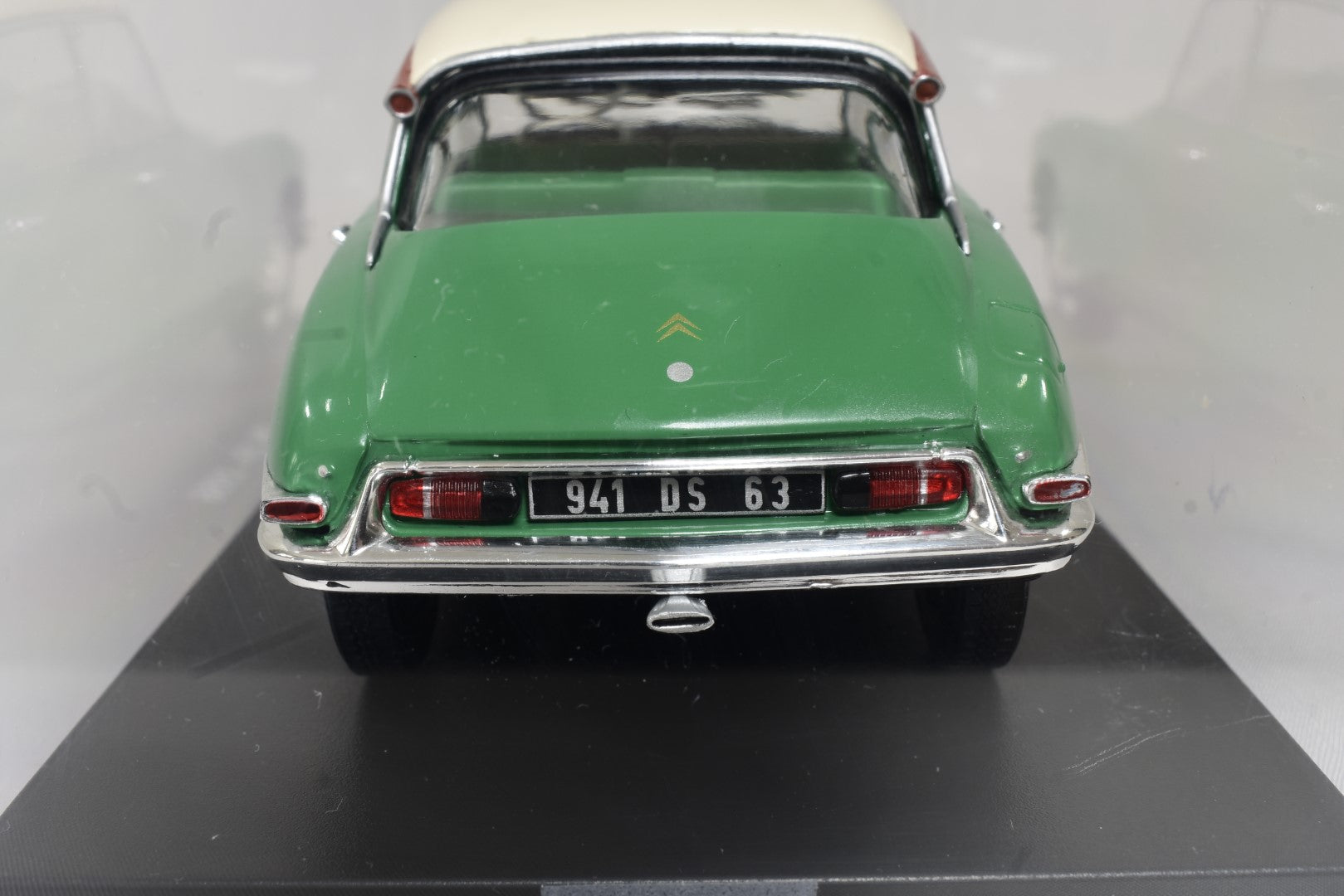 Citroen DS 19 1956 1:24 scale diecast model on stand with display case raer