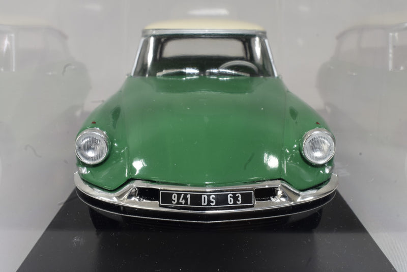 Citroen DS 19 1956 1:24 scale diecast model on stand with display case front