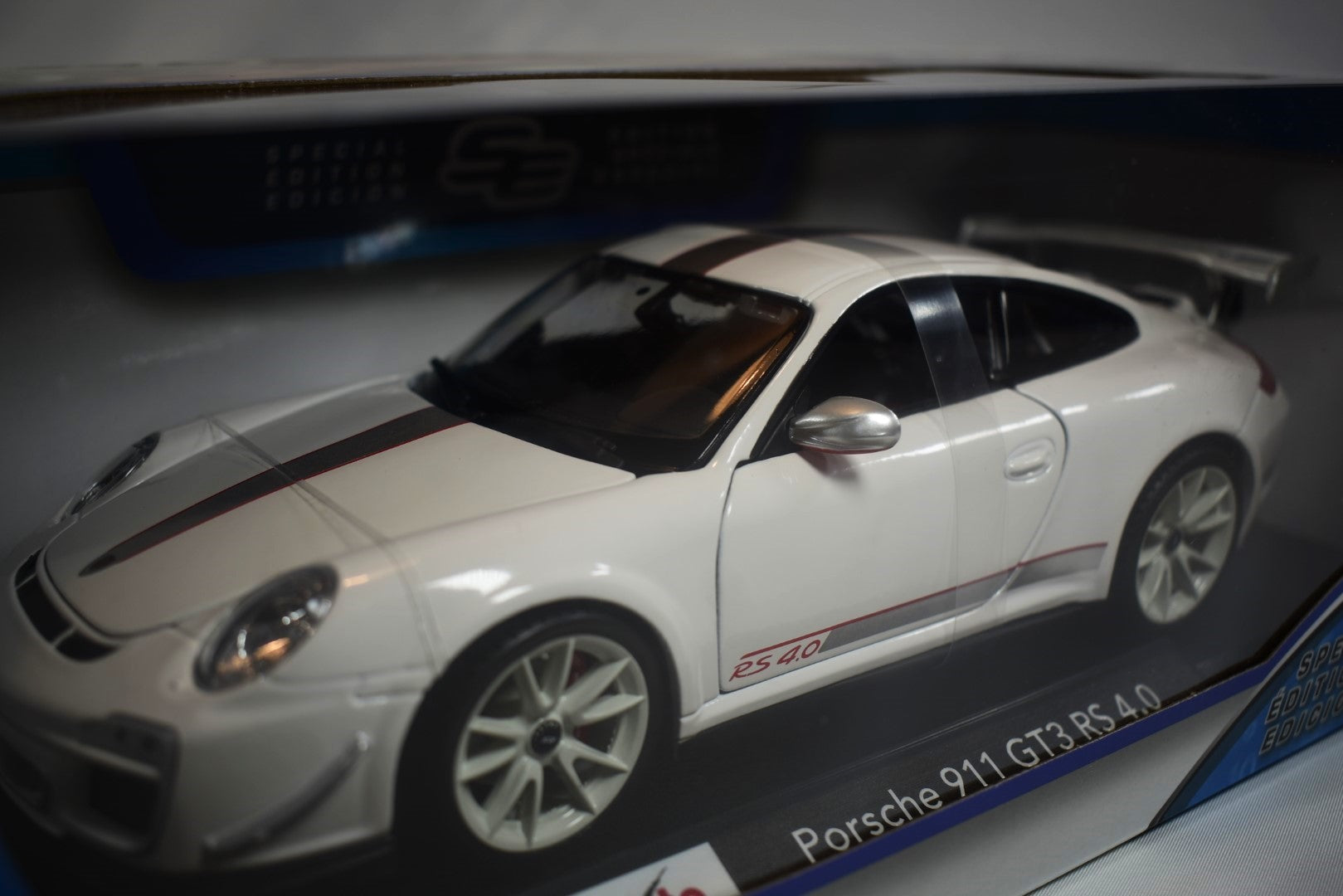 Maisto 1/18 Porsche 911 GT3 RS 4.0 side view