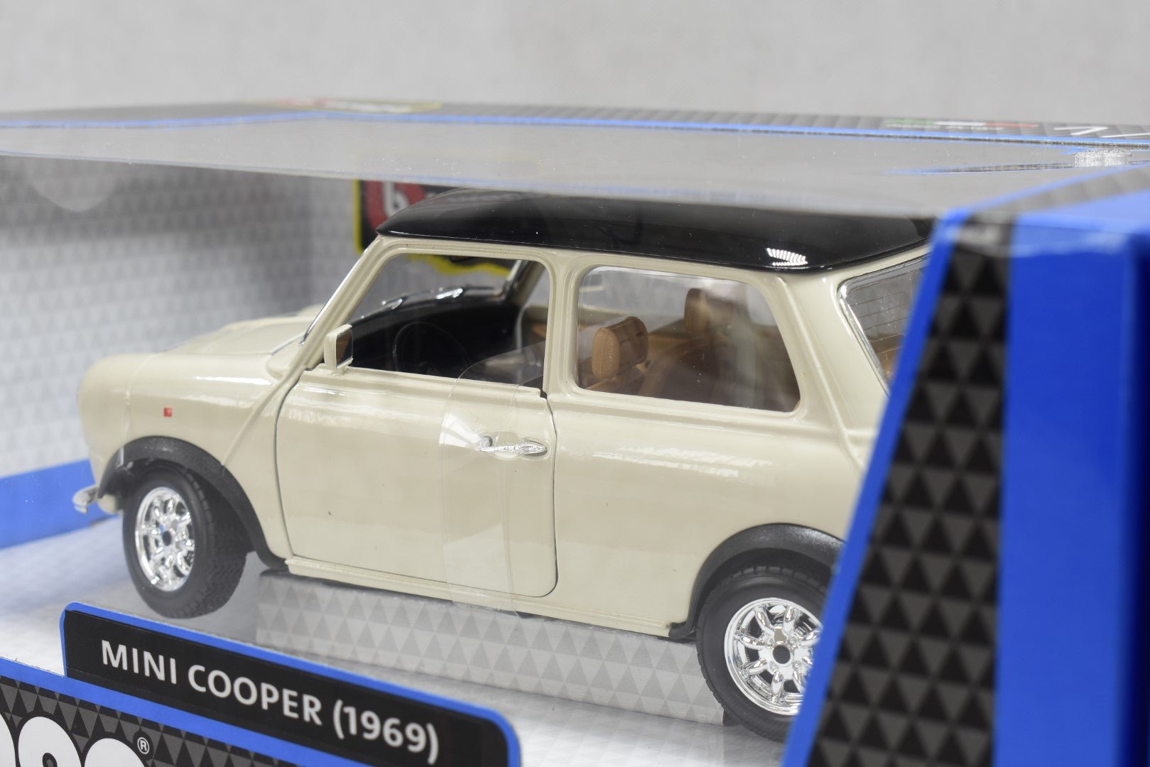 Bburago Mini Cooper 1969 1:18 Scale Diecast Model White