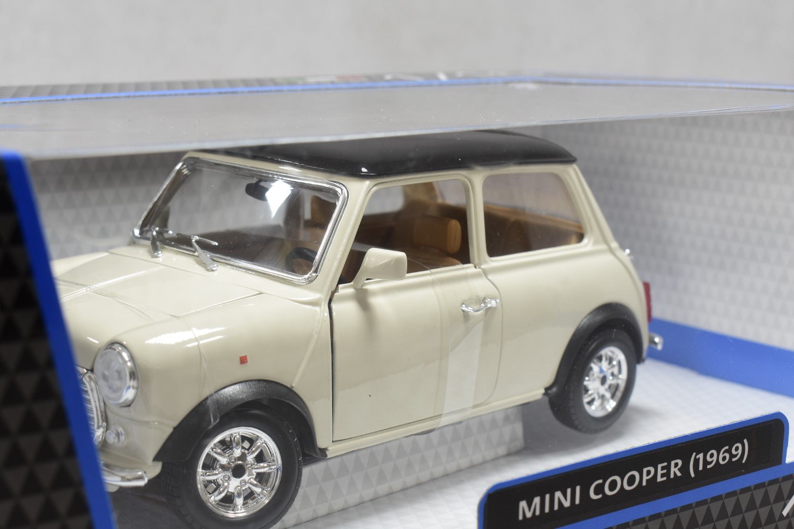 Bburago Mini Cooper 1969 1:18 Scale Diecast Model White