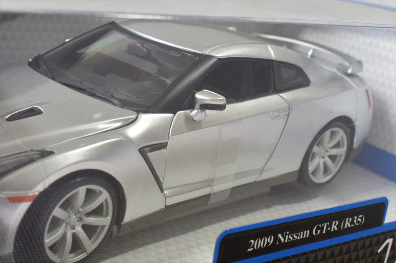 Bburago Nissan GTR 2009 1/18 diecast model side