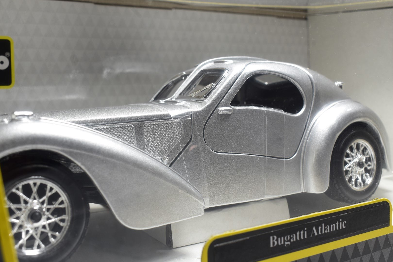 Bburago Bugatti Atlantic Type 57 1/24 model front