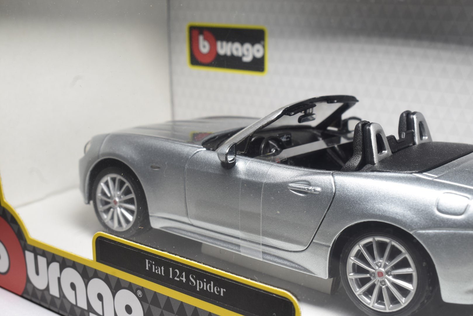 Bburago Fiat 124 Spider 1/24 Diecast back