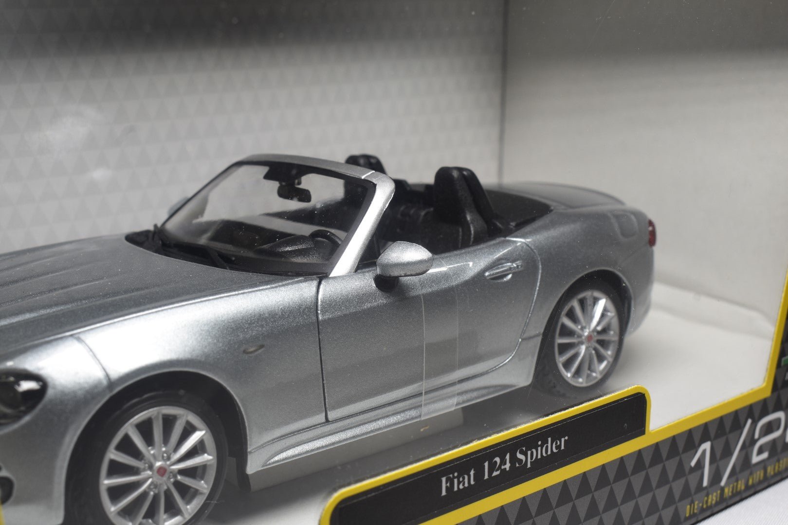 Bburago Fiat 124 Spider 1/24 Diecast model