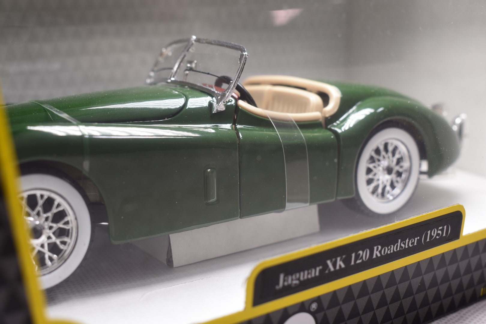 Bburago Jaguar XK 120 Roadster 1951 1/24 side