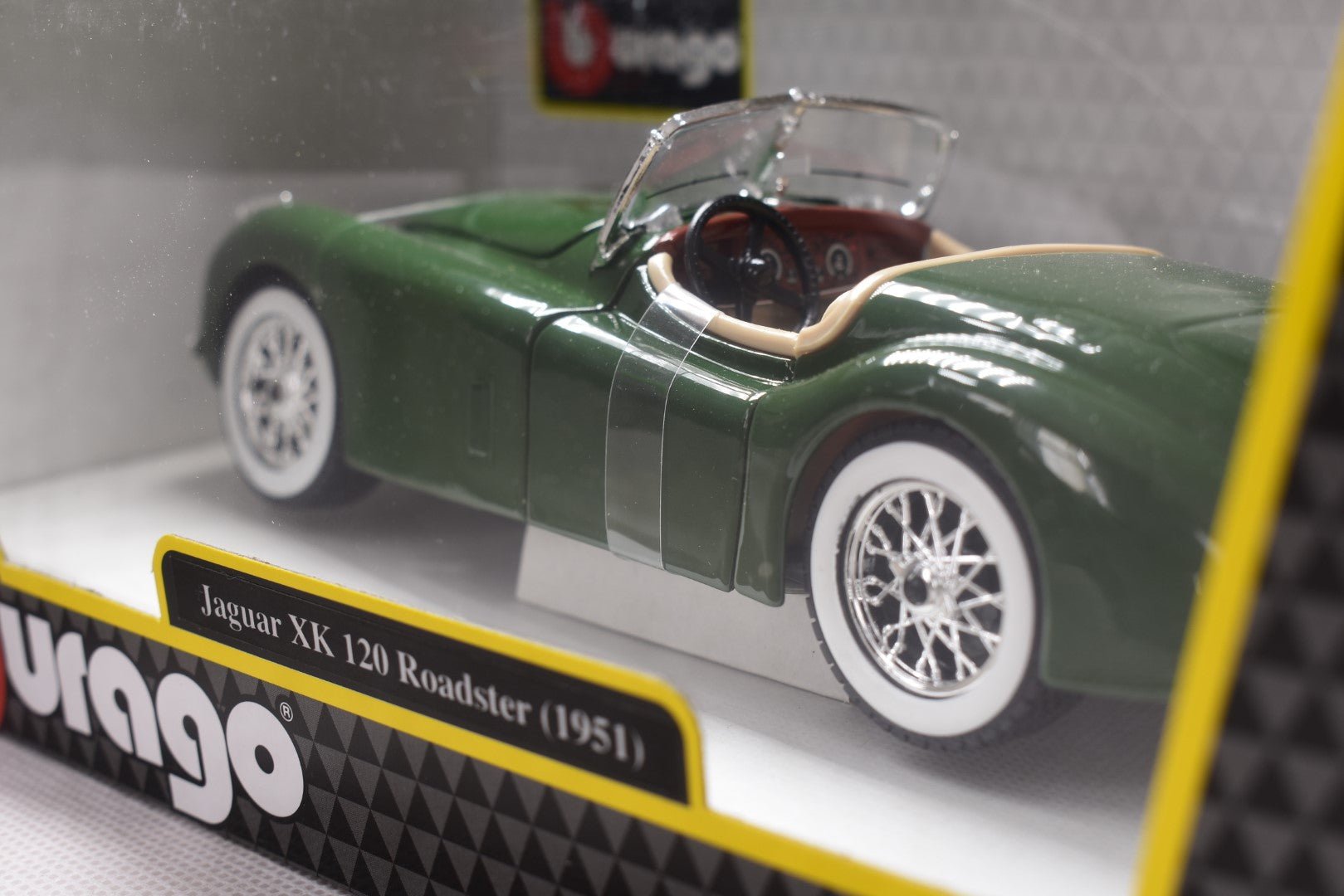 Bburago Jaguar XK 120 Roadster 1951 1/24 back