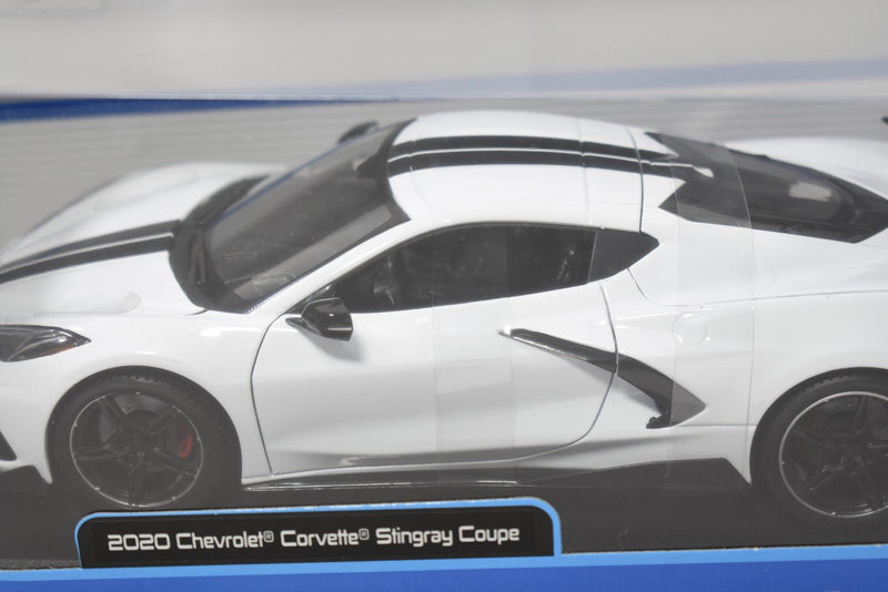 Maisto 2020 Chevrolet Corvette Stingray White 1/18 diecast model side