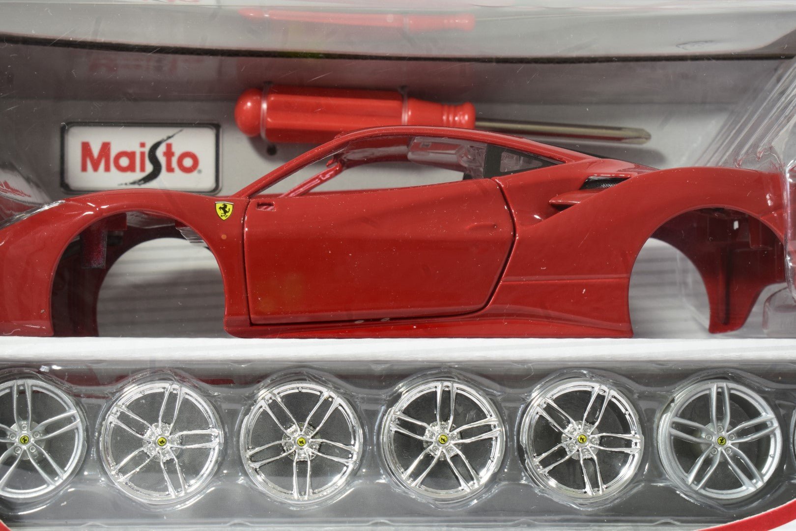 Maisto Assembly Line Ferrari 488 GTB 1/24 diecast model kit side