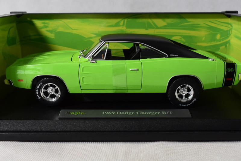 Maisto Design 1/18 1969 Dodge Charger R/T Diecast Model side