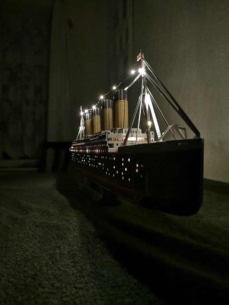 Revell 3d puzzle RMS Titanic LED Edition built lights front