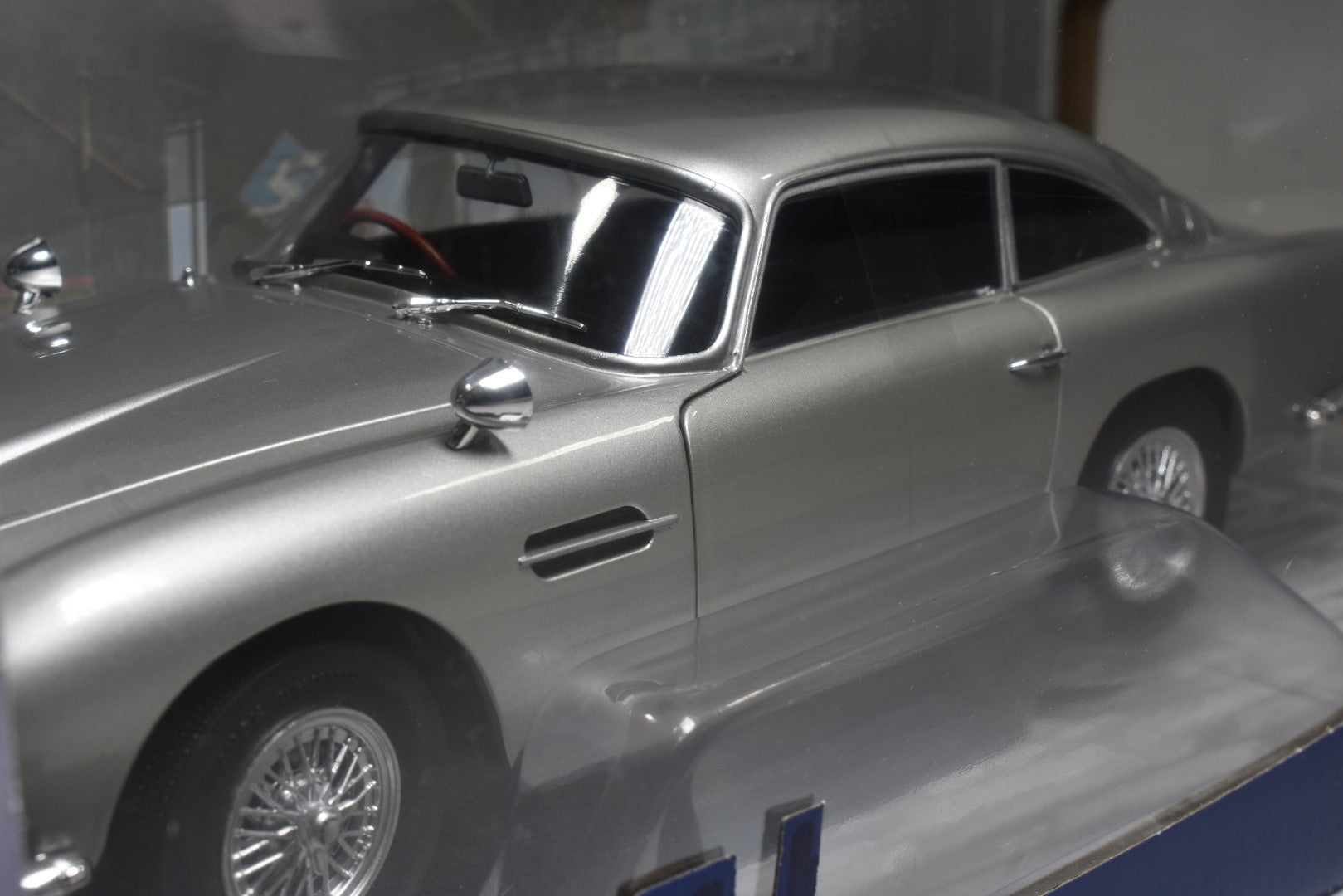 Solido Aston Martin DB5 1/18 diecast model side